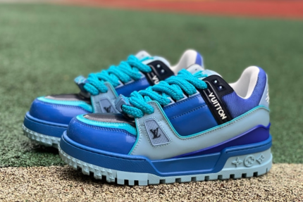 LV TRAINER MAXI Blue patent leather