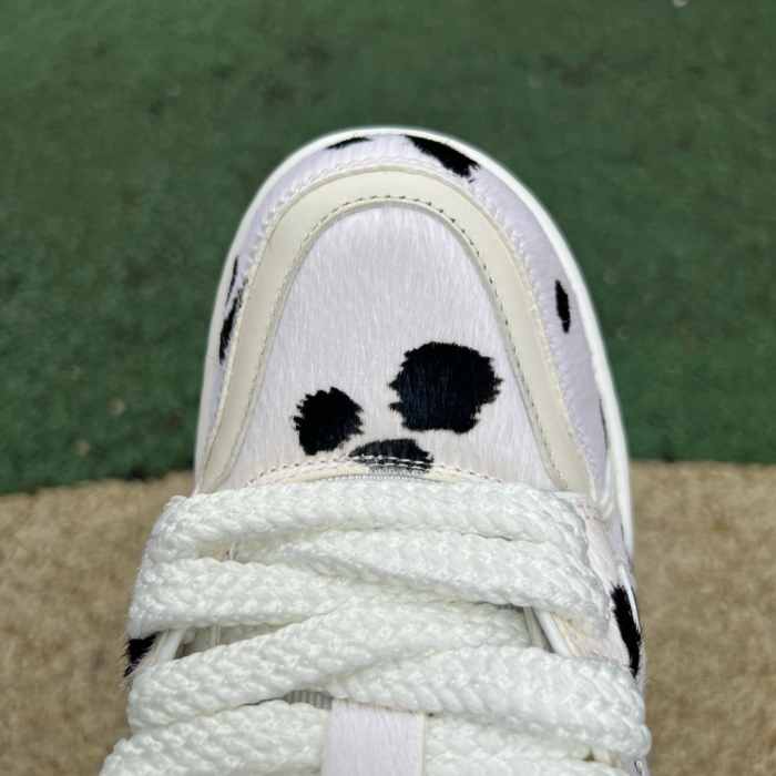 LV TRAINER MAXI White and black spots - Image 3