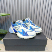 AR1M1 Low-Top Sneaker - Image 4