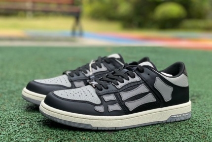 AR1M1 Low-Top Sneaker