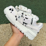 LV TRAINER MAXI White and black spots - Image 7