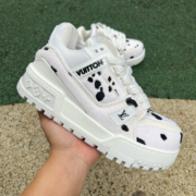 LV TRAINER MAXI White and black spots - Image 2