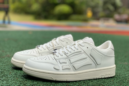 AR1M1 Low-Top Sneaker