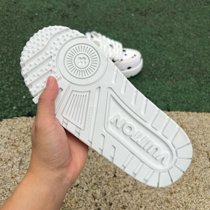 LV TRAINER MAXI White and black spots - Image 9